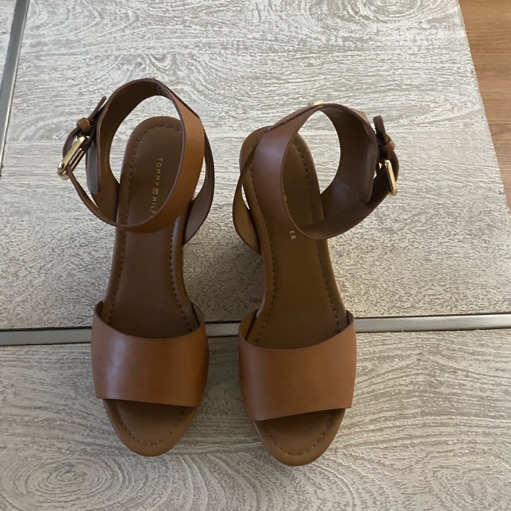 - Tommy Hilfiger Wedge sandals, only worn 2 times. Great condition - Picture 3 of 7